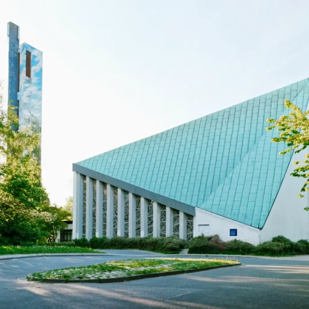Das Bild zeigt einen Teil des Kirchengebäudes der Auferstehungskirchengemeinde.