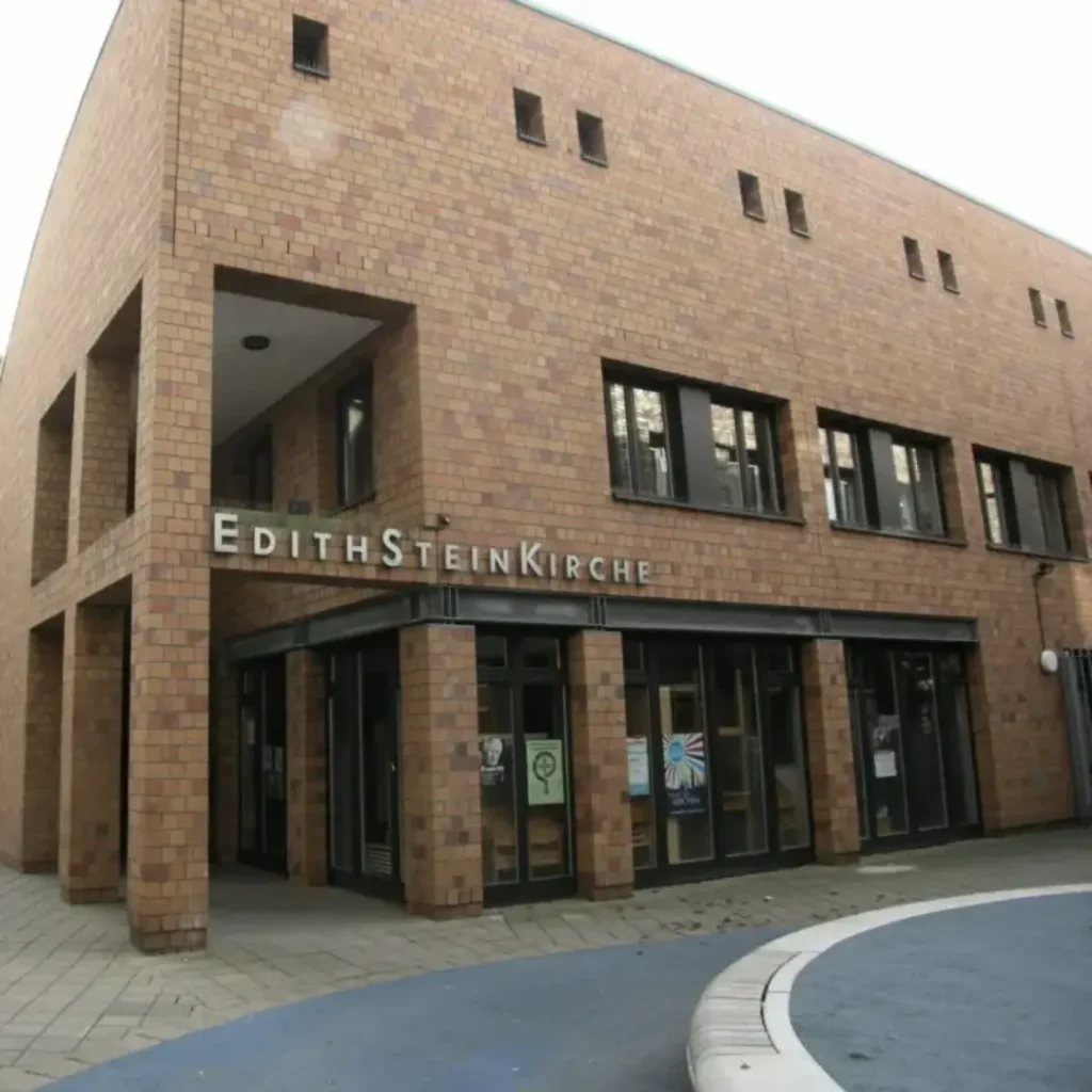 Das Bild zeigt das Haus und den Eingang der Edith-Strein-Kirche in Hamburg-Neuallermöhe.