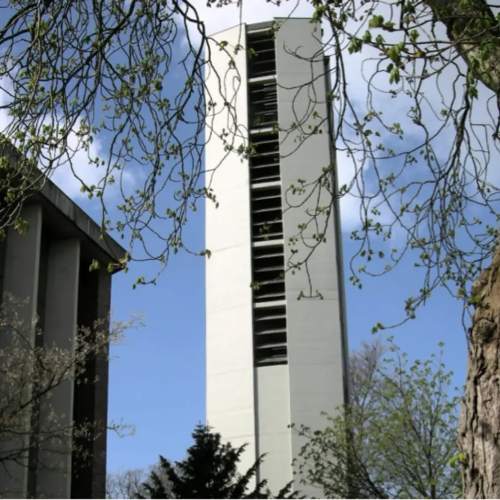 Das Bild zeigt den Kirchturm der St. Marien-Kiche in Bergedorf.