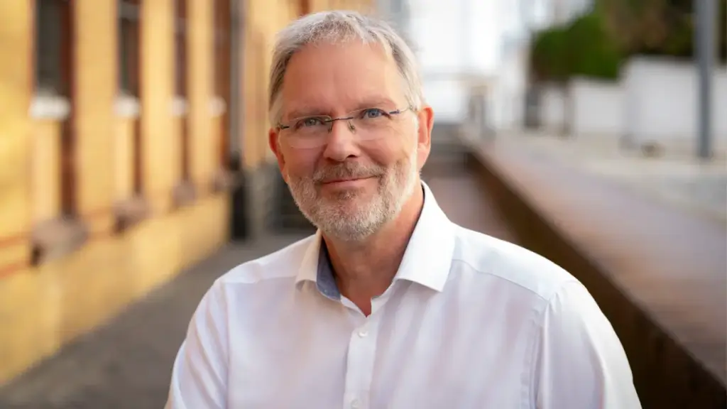 Das Bild zeigt ein Portrait des Journalisten und Theologen Arndt Henze.