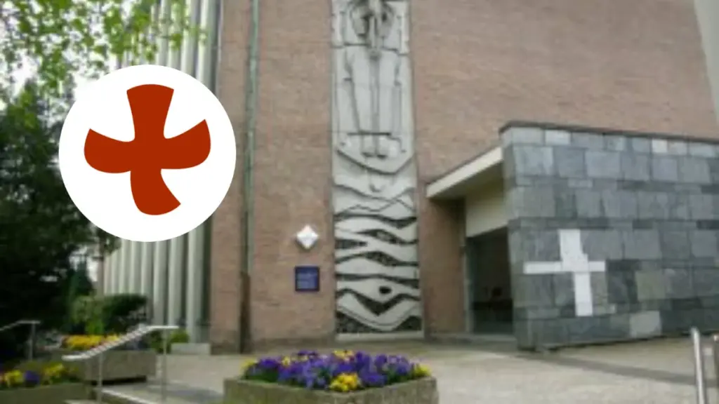 Das Bild zeigt einen Ausschnitt des Kirchengebäudes St. Marien in Bergedorf und einem Taizé-Kreuz.